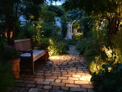 A szolár kerti világítás előnyei lakóparkokban Siófok környékén